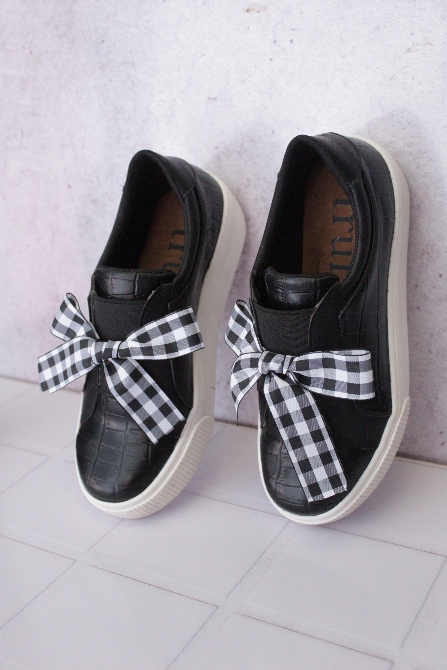 JUST BLACK SNEAKERS