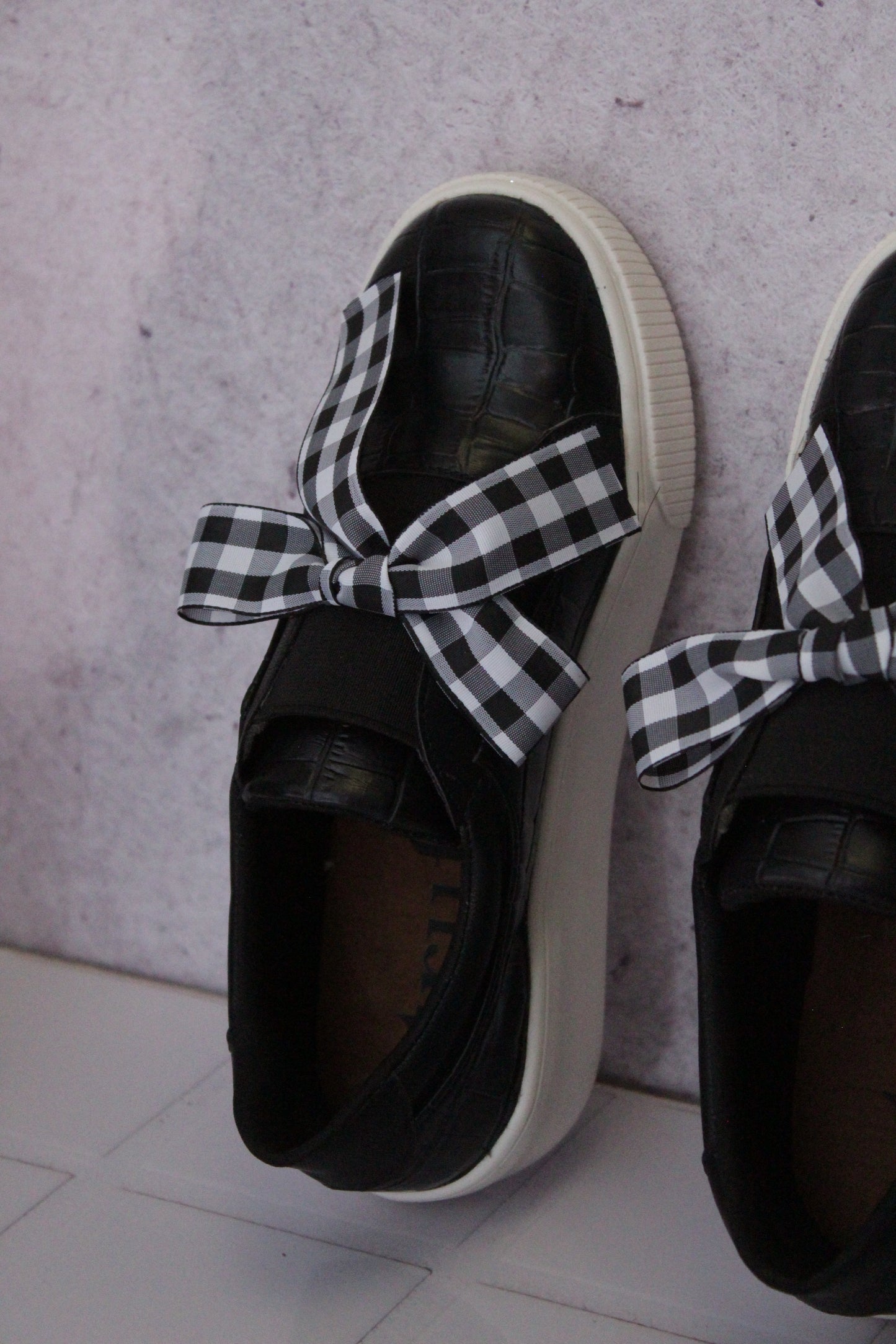 JUST BLACK SNEAKERS