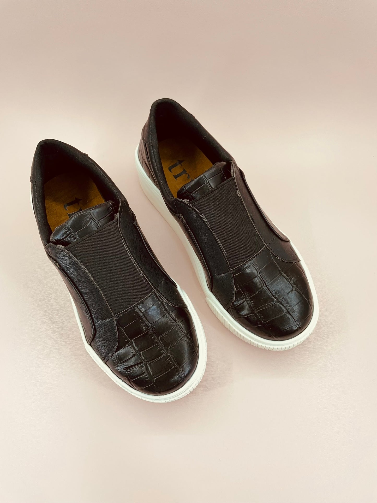JUST BLACK SNEAKERS