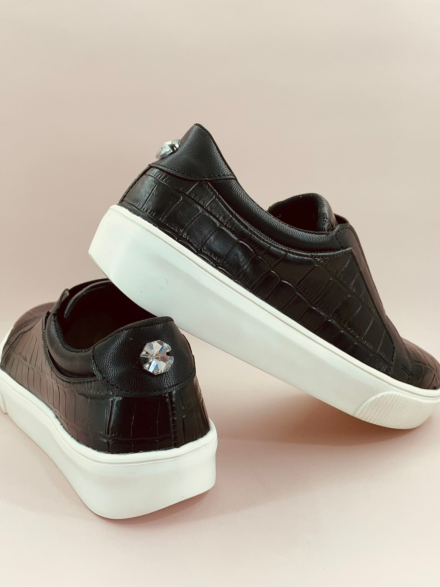 JUST BLACK SNEAKERS