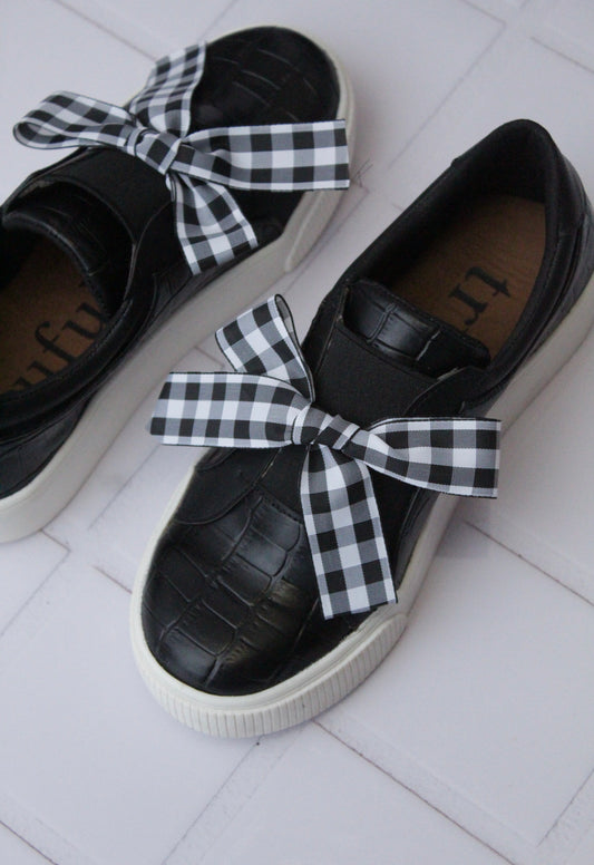 JUST BLACK SNEAKERS